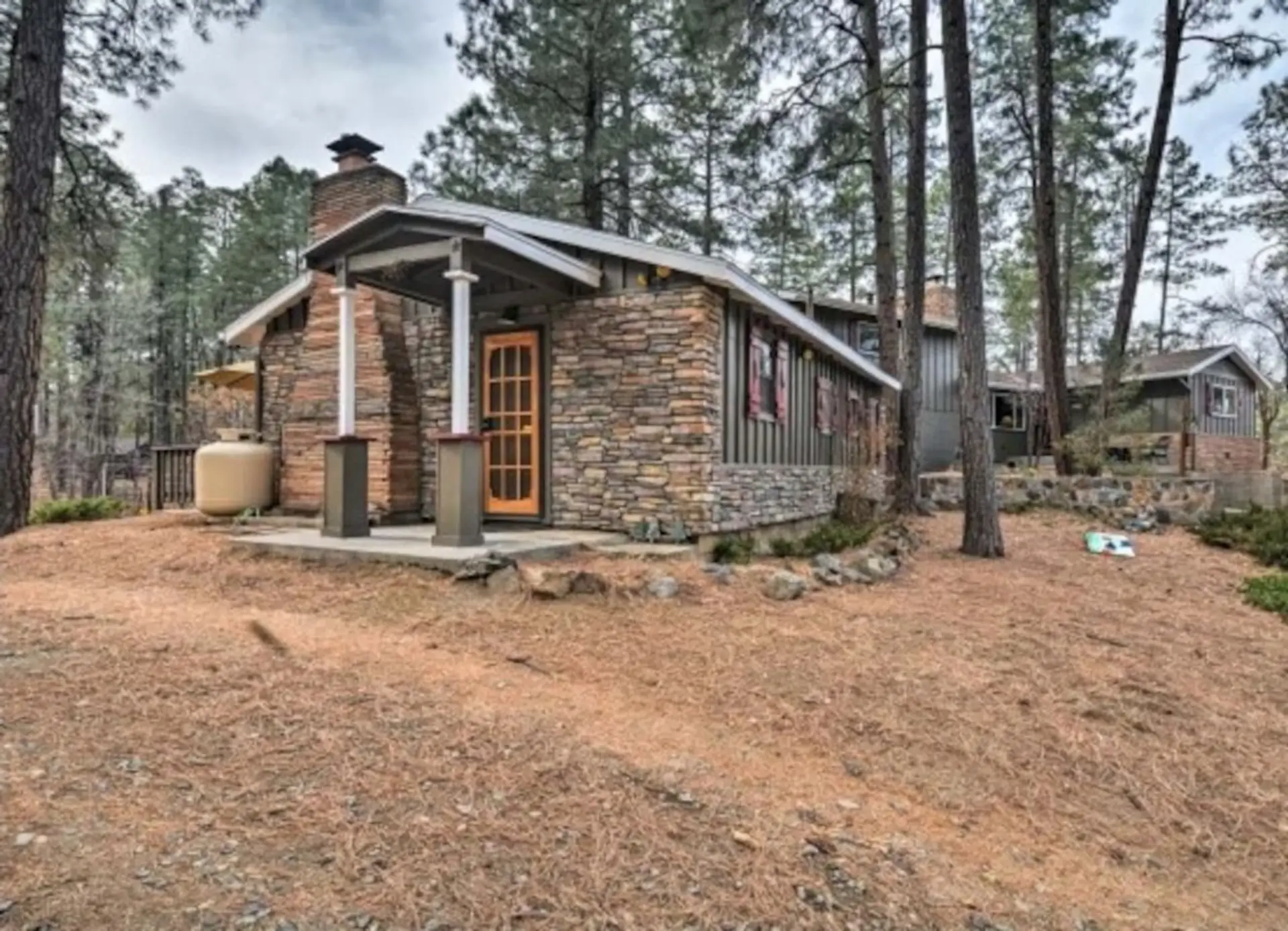 Pine Cone Cottage, a cozy woodland retreat