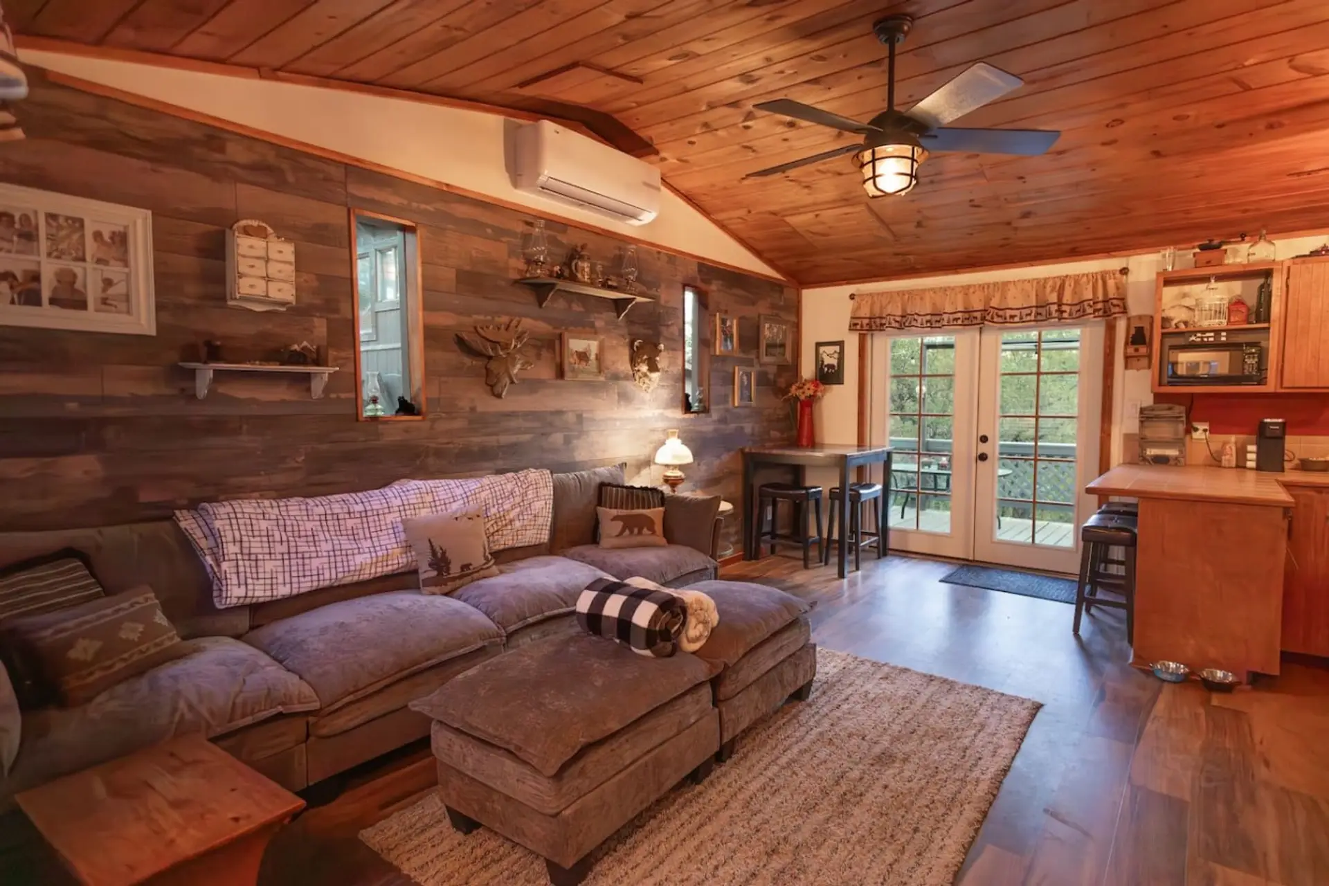 Treehouse Chalet Retreat with fire pit and deck